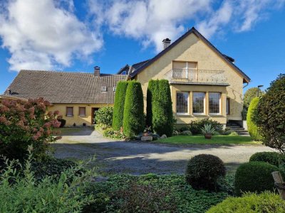 Vielseitiges Anwesen:
Zweifamilienhaus mit Baugrundstück und parkähnlichem Garten im Ortsteil