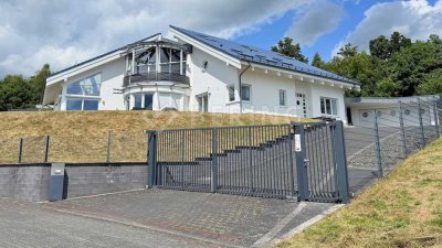 MODERNE VILLA MIT SCHWIMMHALLE UND MEGA-GRUNDSTÜCK | NETPHEN