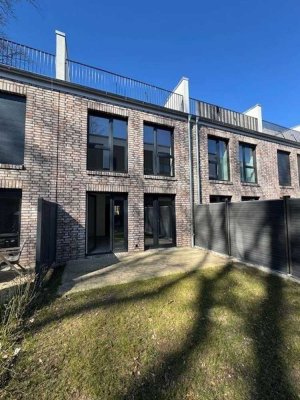 Neubau, kfw 55-Standard: 4-Zimmer Reihenhaus mit Dachterrasse und Garten unweit von Stade!