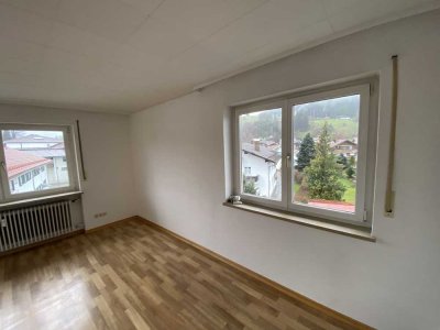 Schöne und modernisierte 3-Zimmer-Wohnung mit Balkon in Oberstaufen