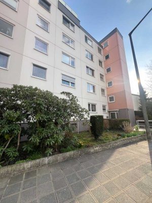 Teilsanierte 3 Zimmer Etagenwohnung in gefragter Lage mit Einbauküche, Balkon und Tiefgaragenstellpl