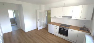 Helle, frisch renovierte 2-Zimmer-Wohnung mit Küche und Blick ins Grüne