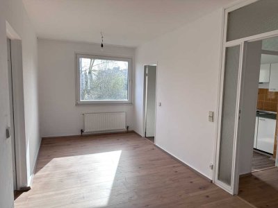 Wohnjuwel – Modernisierte 3-Zi.-Wohnung mit Potenzial zur 4-Zi.- Oase, Aufzug & idyllischer Grünlage