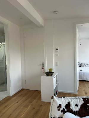 Geschmackvolle 2-Zimmer-DG-Wohnung mit luxuriöser Innenausstattung mit Balkon und EBK in Stuttgart