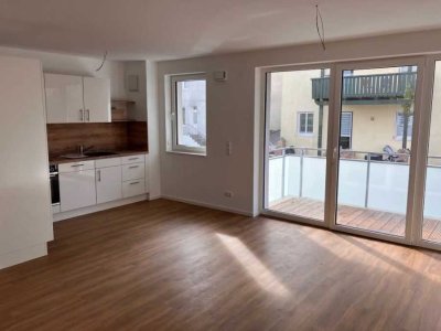 Zweitbezug: barrierefreie 3-Zi.-Neubauwohnung mit Balkon und PKW-Stellplatz