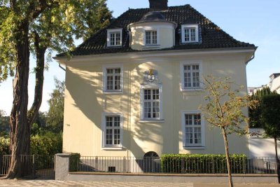 Geschmackvolle, möblierte Wohnung mit zwei Zimmern sowie Terrassen und EBK in Düsseldorf