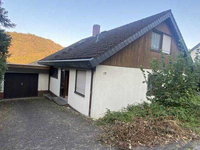 Freistehendes Einfamilienhaus mit unverbaubarem Panoramablick über das Moseltal