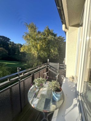 T O P ausgestattete
Renovierte Wohnung mit modernem
Badezimmer und gepflegtem Parkett sowie Garage