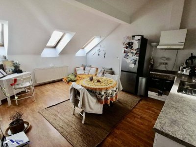 SCHUTZ IMMOBILIEN - Schöne 2-Zimmer Wohnung im Dachgeschoss zu kaufen!