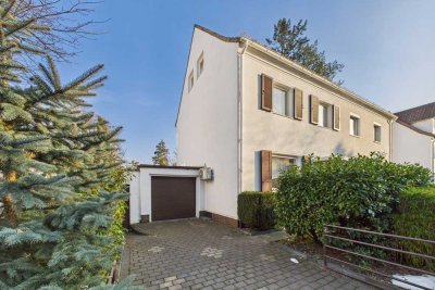 Doppelhaushälfte in bester Lage mit großem Garten, Garage und Raum für Wohnträume zum modernisieren