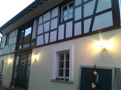 Modernes Fachwerkhaus mit großem Garten