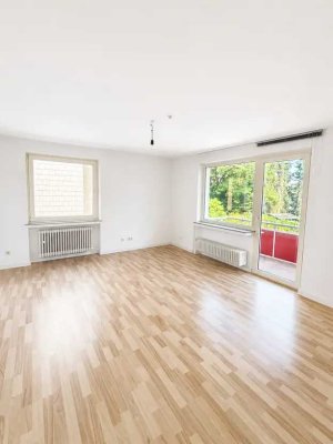 Helle 2,5-Zimmer-Wohnung mit Balkon und Einbauküche in ruhiger Lage