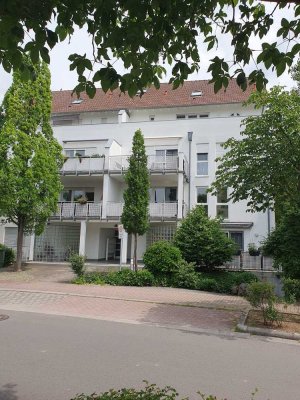 Viernheim: Attraktive 2 - Zimmer-Wohnung mit großem Balkon und  EBK