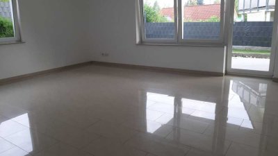 Schöne, lichtdurchflutete 3ZKB Wohnung mit großer Terrasse im 3 Parteien Haus
