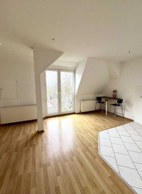Sonnige DG-Wohnung mit kleiner Dachterrasse