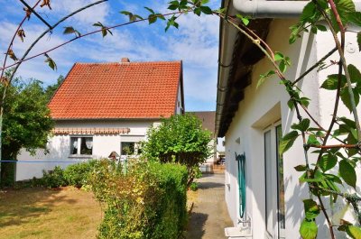 Solides Einfamilienhaus mit Garage und XL Garten