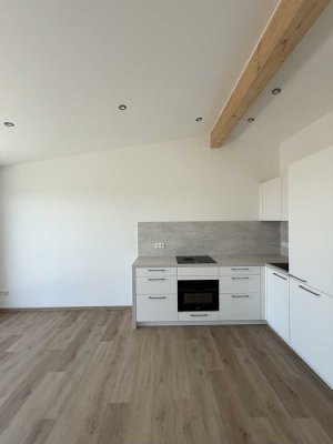 ERSTBEZUG: Exklusive 2-Zimmer Dachgeschosswohnung mit hochwertiger Einbauküche & Balkon in Mailing