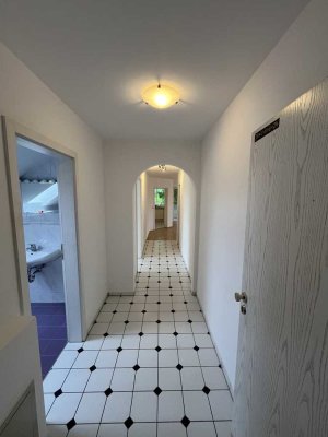 Geschmackvolle 2-Zimmer-DG-Wohnung mit Balkon in Isen