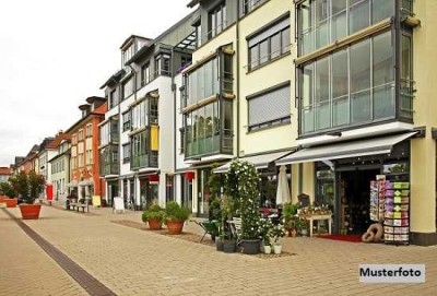 Wohn- und Geschäftshaus mit Balkon und Dachterrasse