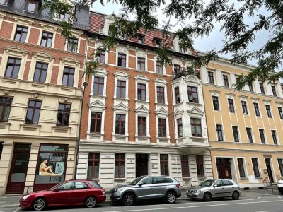 Große Wohnküche mit Einbauküche in großzügiger 2-Zimmerwohnung