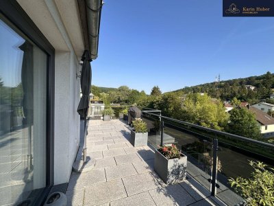 Architektendesignte Luxus-Dachgeschosswohnung in privater Parkanlage mit Naturpool