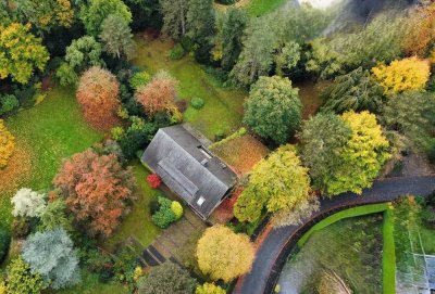 Parkähnliches Grundstück mit exklusivem Wohnhaus und weiterer Bebauungsmöglichkeit