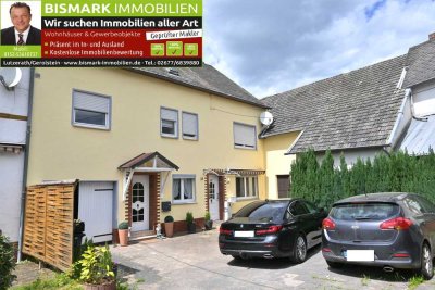 Wohnhaus mit schönen Zimmern sowie Garage und Nebengebäude