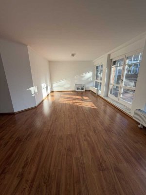 3,5-Zi-Wohnung in HH-Sasel: Aufzug, Südwest-Balkon und 2 Tiefgaragenplätze inklusive