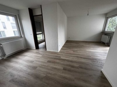 Ruhige 2 Zimmerwohnung mit kleinem Balkon, EBK, optional Garage, Anfragen bitte nur per email