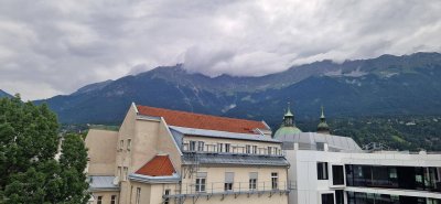 GROSSZÜGIG GESCHNITTENE WOHNUNG IN DER INNENSTADT MIT EINEM 23 M2 GROSSEN BALKON UND HERRLICHEM BERGBLICK