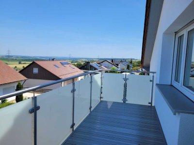 Neu-sanierte 4-Zimmer-Dachgeschosswohnung mit toller Aussicht, neuer Einbauküche + Photovoltaik