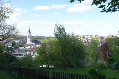 WOHNHAUS MIT GROSSEM GARTEN IN ZENTRALER STADTLAGE - AUSBLICK AUF DIE STADT