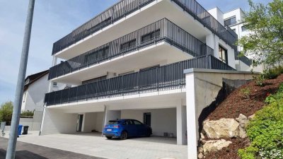 Neubau 2023 - schöne 4 Zimmer-Whg. mit EBK, großem Balkon und bis zu 2 Carports in AA-Unterkochen