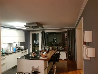 Geschmackvolle 3,5-Zimmer-Teilmöblierte Wohnung mit zwei Balkonen