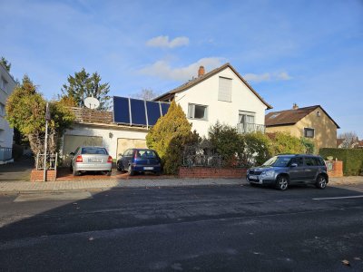 TOP Lage - Freistehendes ZweiFamilienhaus mit Garten, Terrasse und viel Potenzial über den Garten hinweg, welcher noch ein altes Schwimmbad und eine Sauna beinhaltet