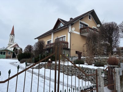 Dachgeschosswohnung mit großen eingezäunten Garten und Keller