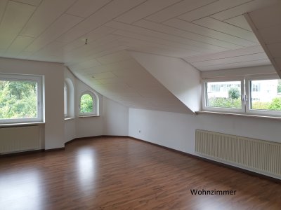 Helle 4-Zimmer-Dachgeschosswohnung mit 2 Balkonen und Garage