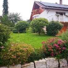 Einliegerzimmer mit kleinen überdachten Balkon