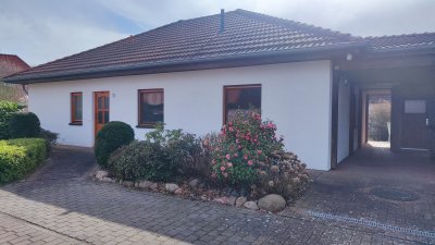 WUNDERSCHÖNER BUNGALOW MIT TRAUMGARTEN IN SEENÄHE ! RUHE PUR !