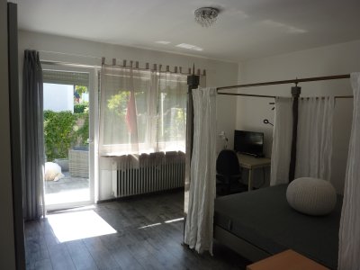 20qm Zimmer mit Terrasse in 3er Frauen-WG in großer Wohnung, Sat-TV, Fibreglas-WLAN