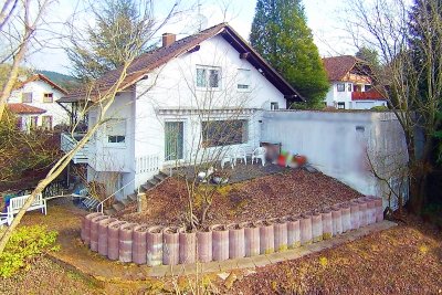 Netphen-OT: Einfamilienhaus mit Apartment und Doppelgarage und drei Stellplätze zu vermieten!
