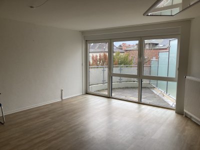 Helle und geräumige Wohnung mit zwei Zimmern sowie Balkon und Einbauküche in Landau