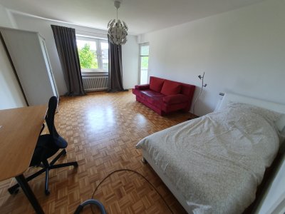Sehr großes und schönes Zimmer in einer netten WG mit Loggia