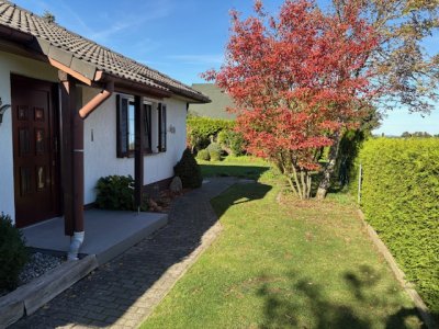 3 Zi.-BUNGALOW IN FELDRANDLAGE MIT KAMIN & HEIZUNG AUS 2016 & VOLLBAD & SEP. DUSCHE & GLASFASER & CARPORT