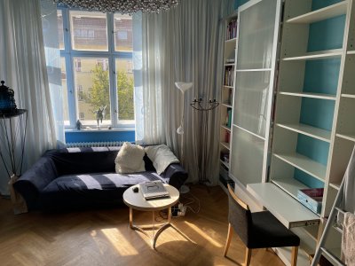Großes, helles Zimmer mit eigener Toilette in Charlottenburg