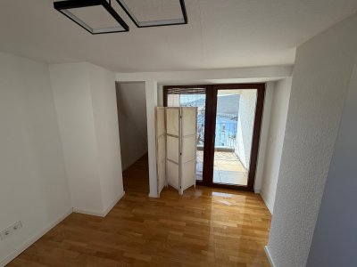 sanierte Dachgeschoßwohnung mit neuem Bad, Einbauküche und Dachloggia zu vermieten  inkl. Hobbyraum im Souterrain