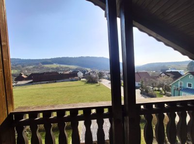 Renovierte 4-Zimmerwohnung mit herrlicher Aussicht vom Balkon