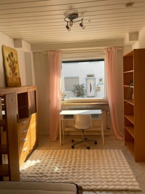 Charmantes, möbliertes WG-Zimmer in gepflegtem Zweiparteienhaus