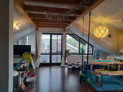 Schöne, offene Dach Maisonnette Wohnung mit Balkon