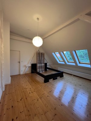 Grosses Zimmer in wunderschönen Wohnung im Herzen Charlottenburgs